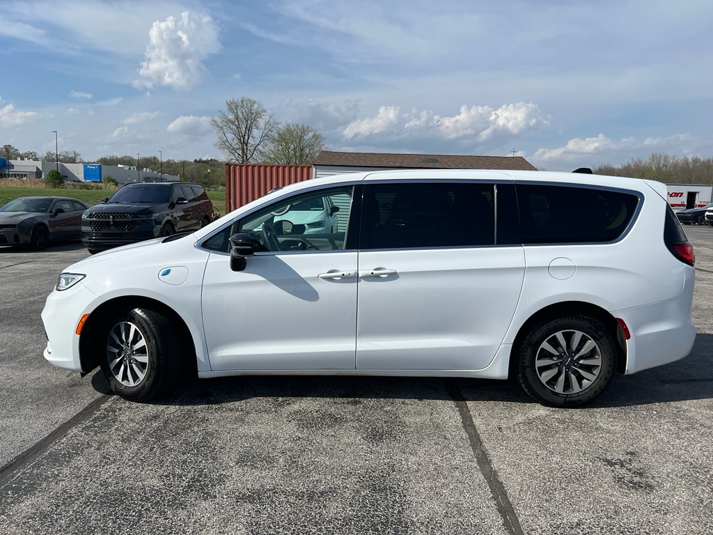 Used 2024 Chrysler Pacifica PHEV Select with VIN 2C4RC1S77RR157011 for sale in Watseka, IL