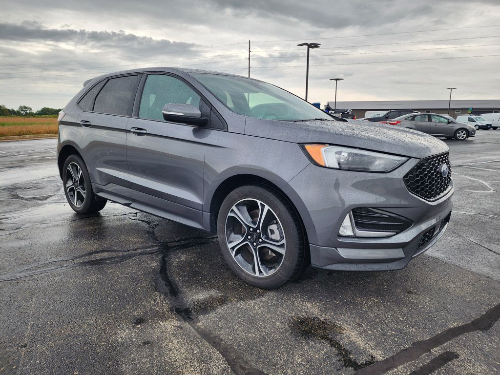 2024 Ford Edge ST photo 2