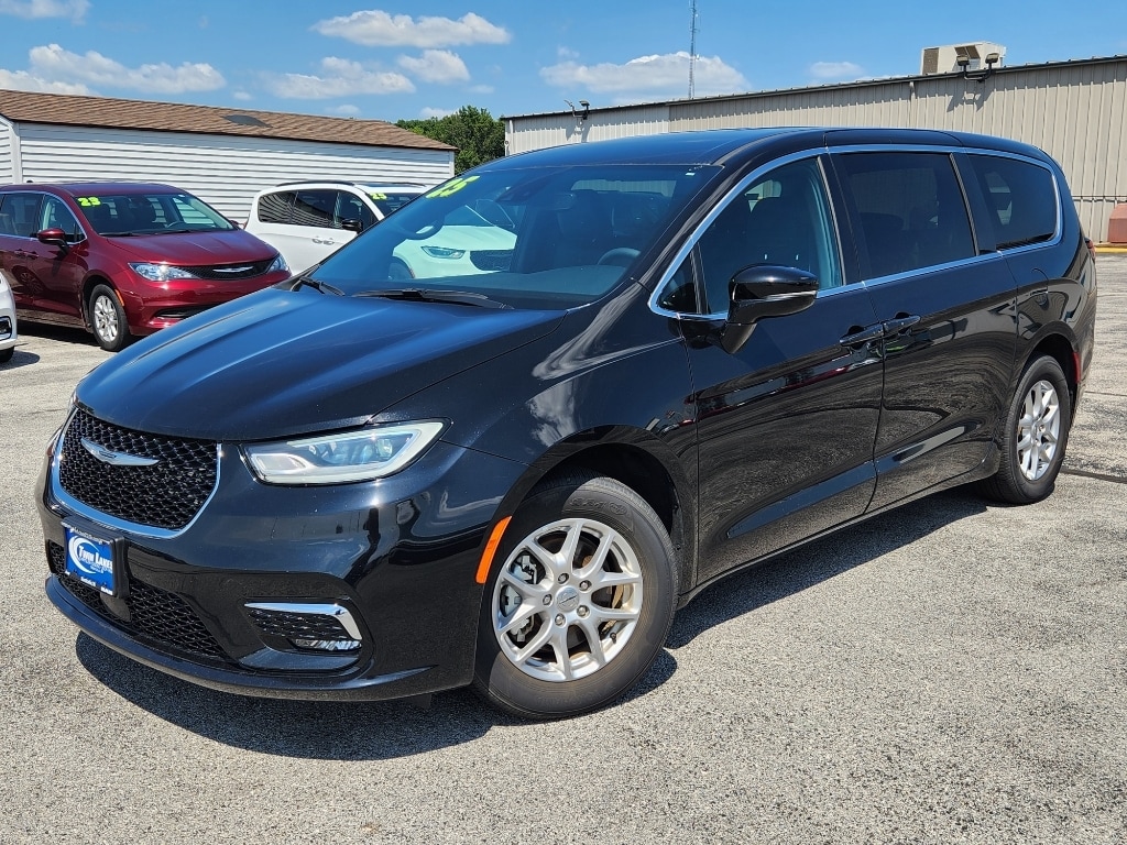 Used 2025 Chrysler Pacifica