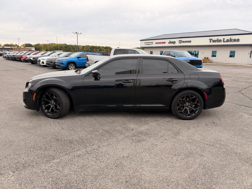 Used 2019 Chrysler 300 S with VIN 2C3CCABG2KH679003 for sale in Watseka, IL