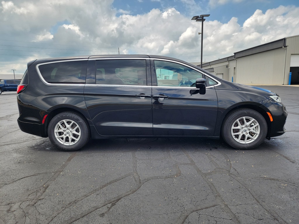 Used 2025 Chrysler Pacifica Select Passenger Van