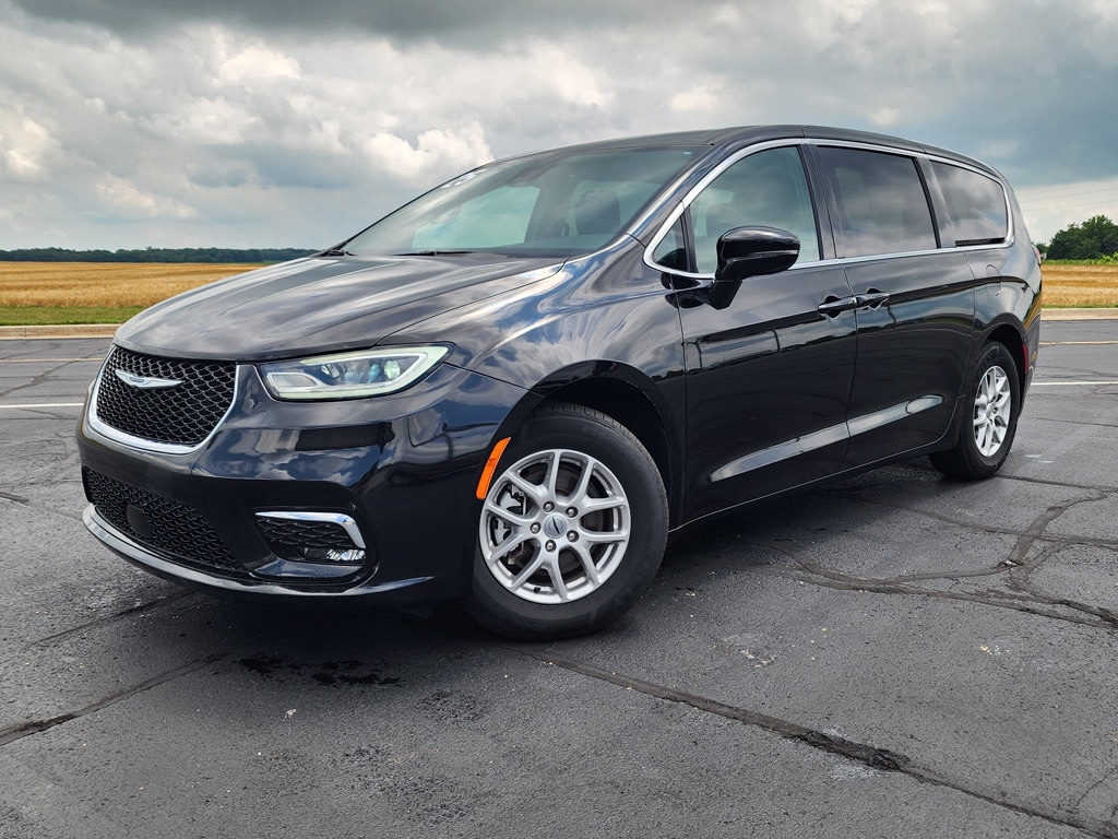 Used 2025 Chrysler Pacifica Select Passenger Van