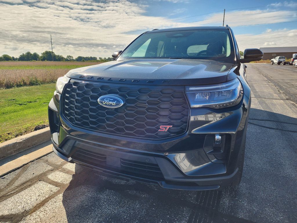 2025 Ford Explorer ST photo 2