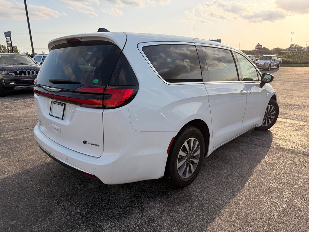 Used 2024 Chrysler Pacifica