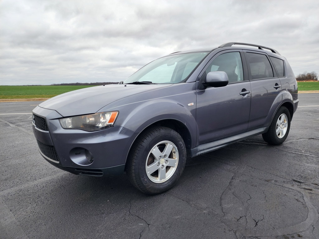 2010 Mitsubishi Outlander ES's photo
