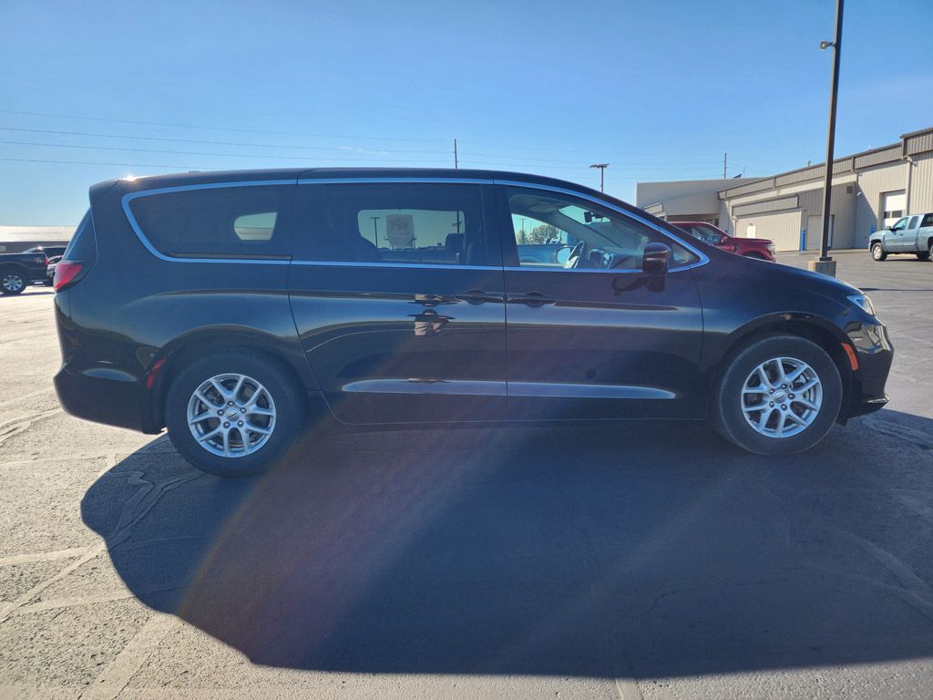 2024 Chrysler Pacifica Touring L photo 3