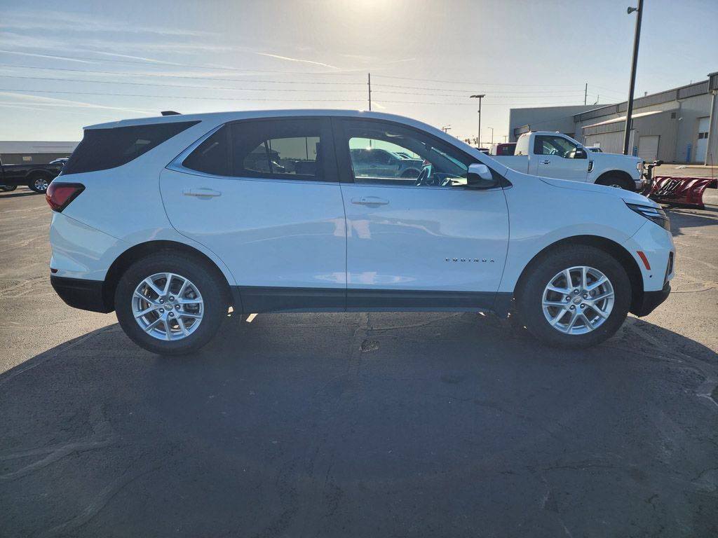 2022 Chevrolet Equinox LT photo 2