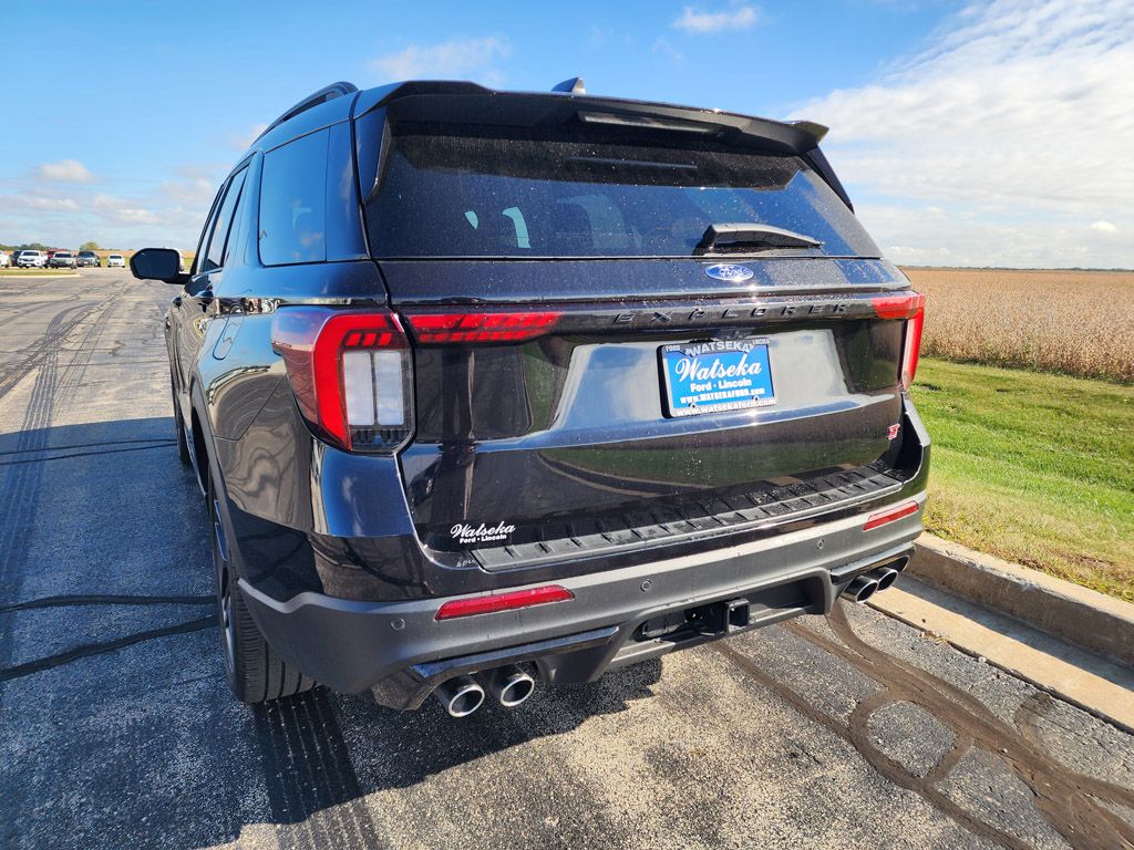 2025 Ford Explorer ST photo 3