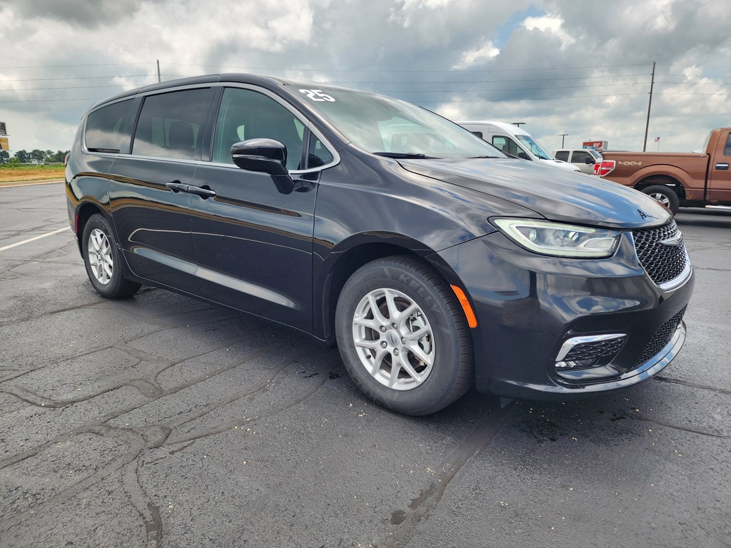 Used 2025 Chrysler Pacifica Select Passenger Van