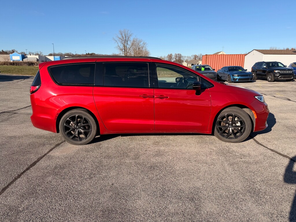 2025 Chrysler Pacifica Limited photo 4