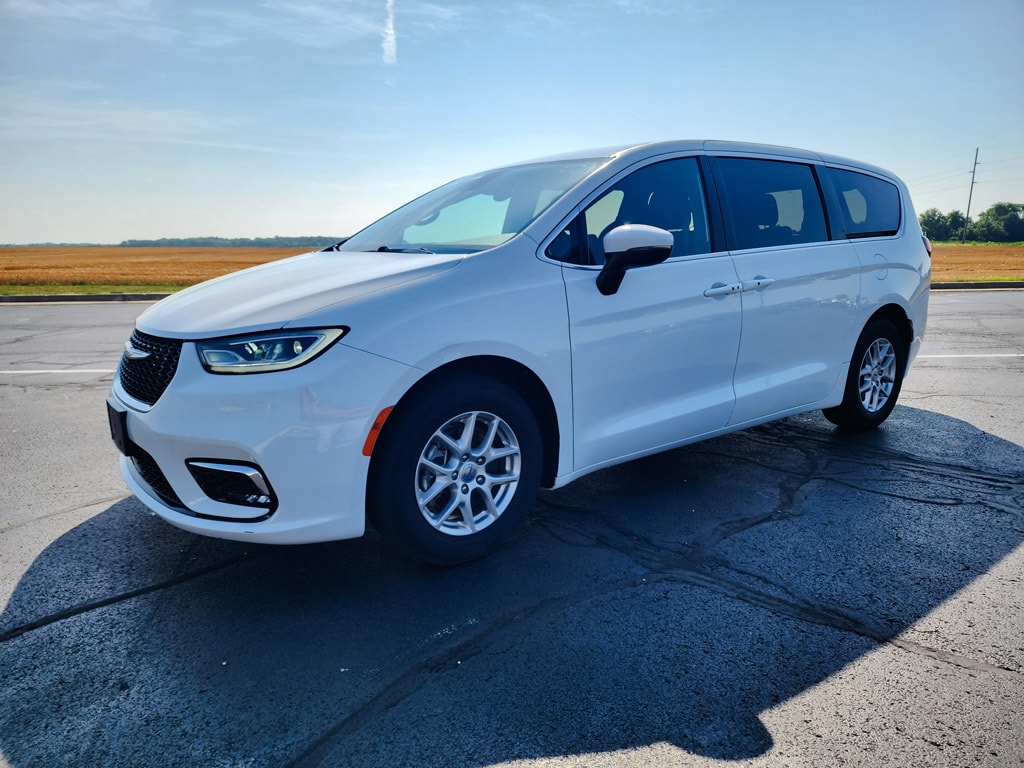 2023 Chrysler Pacifica Touring's photo