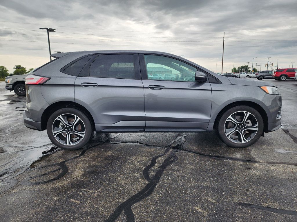 2024 Ford Edge ST photo 3