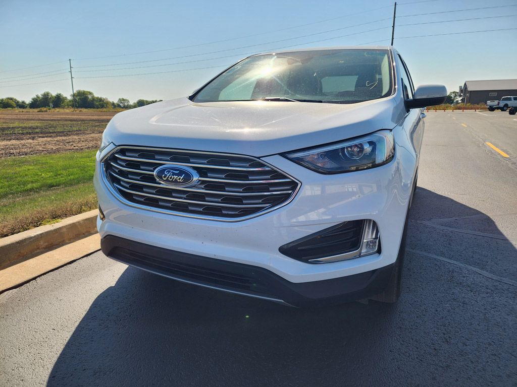 2022 Ford Edge SEL photo 2