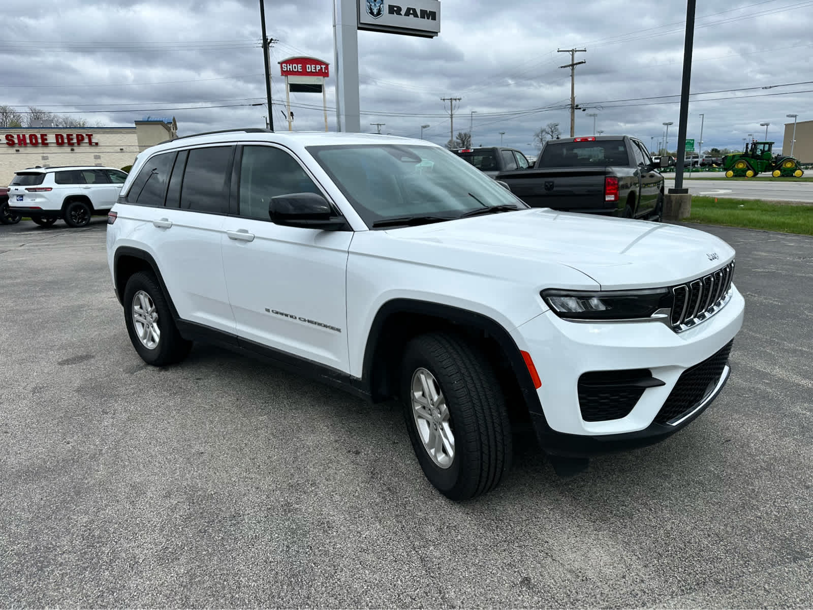 2023 Jeep Grand Cherokee Laredo photo 3