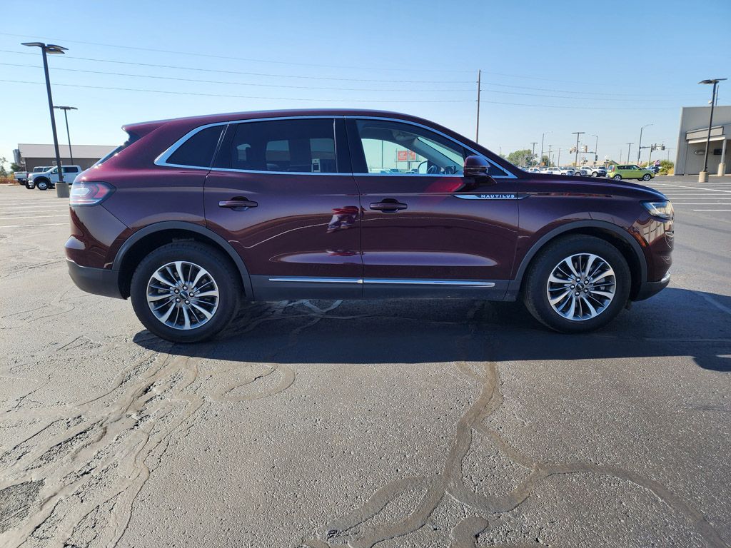 2022 Lincoln Nautilus photo 2