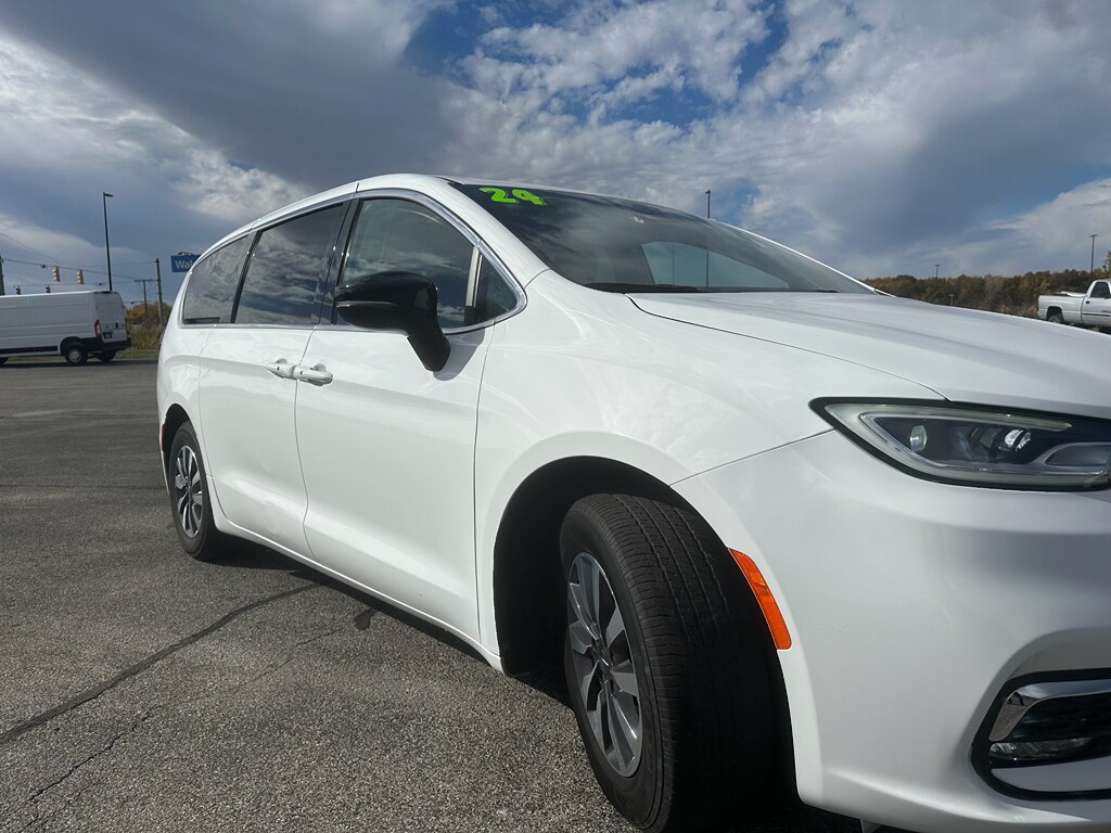 Used 2024 Chrysler Pacifica Hybrid Select Wagon