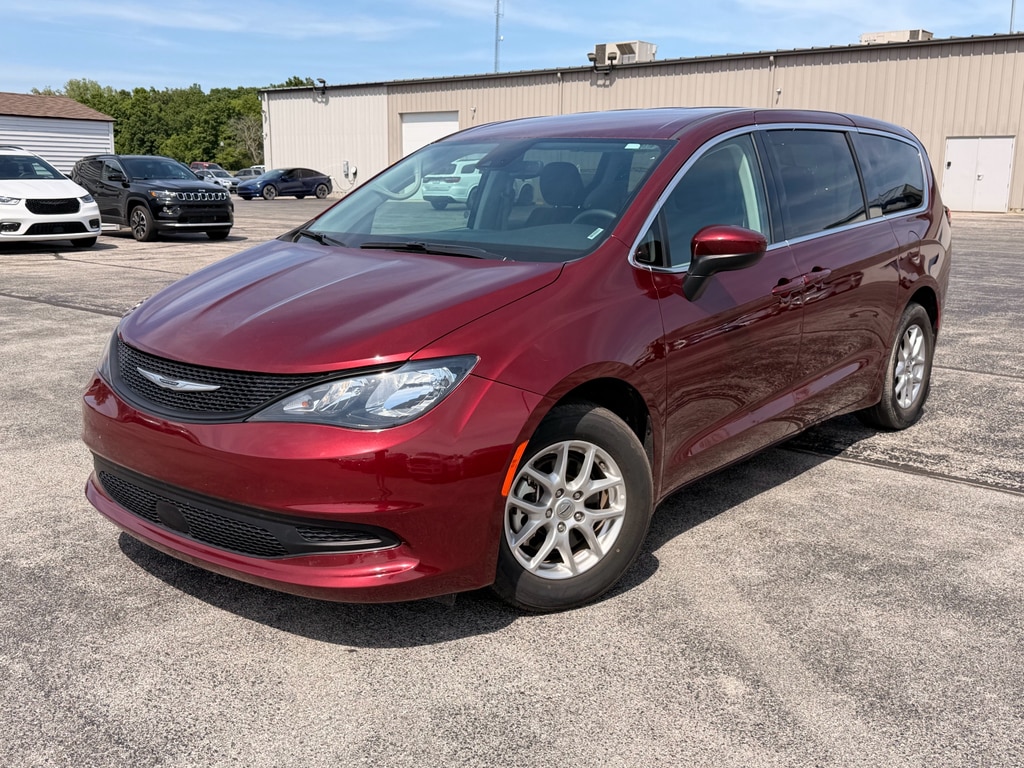2023 Chrysler Voyager LX's photo