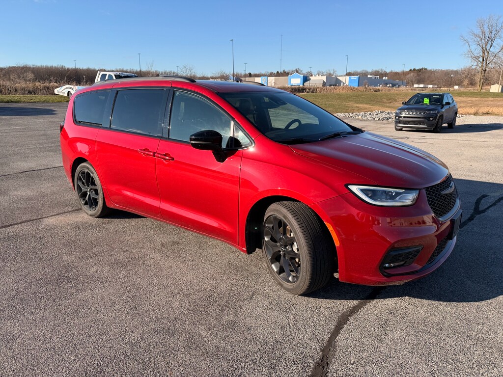 2025 Chrysler Pacifica Limited photo 3