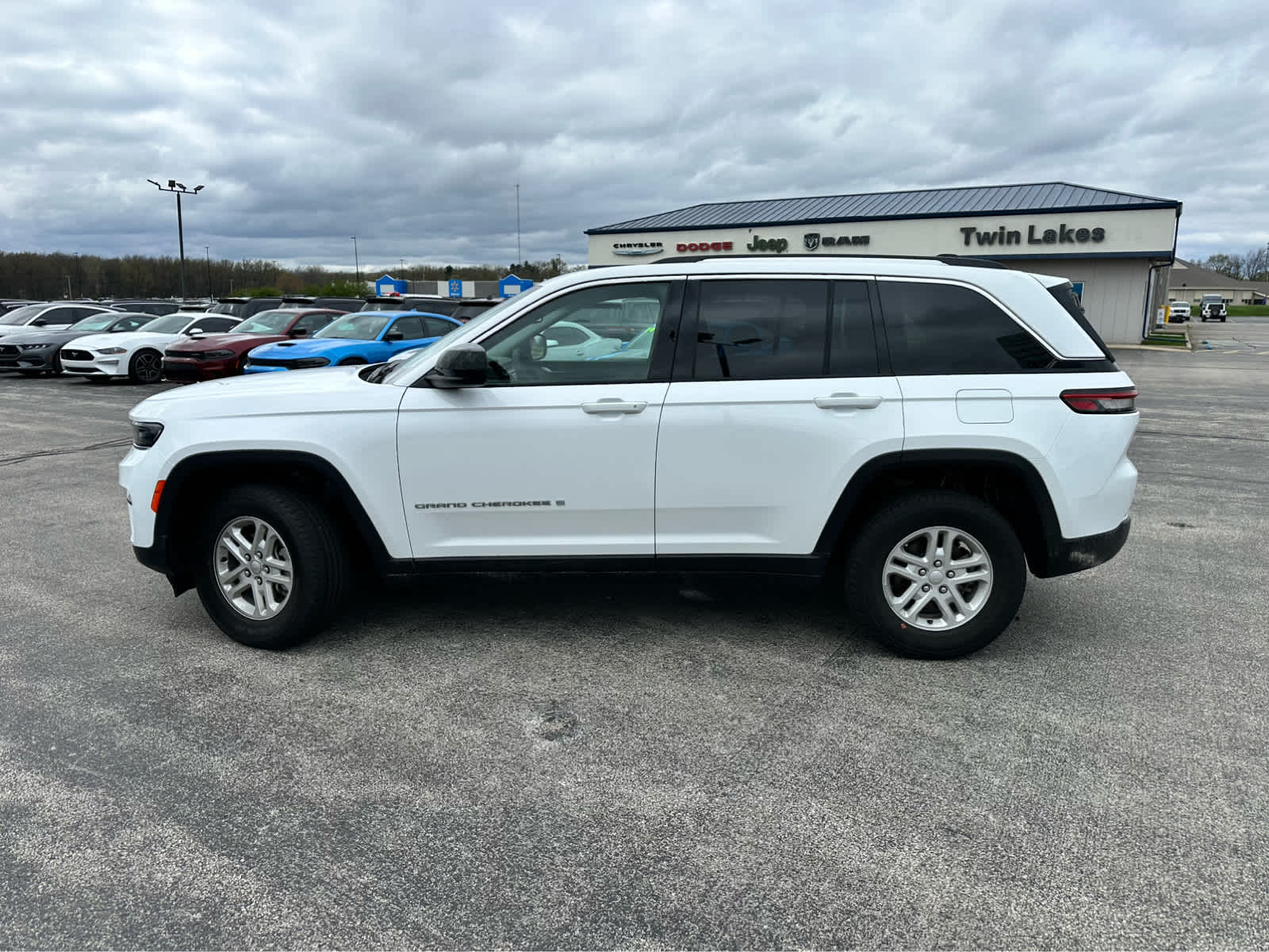 2023 Jeep Grand Cherokee Laredo photo 2
