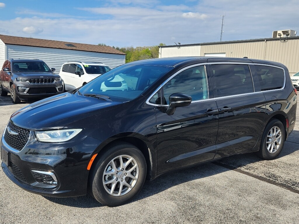 Used 2025 Chrysler Pacifica