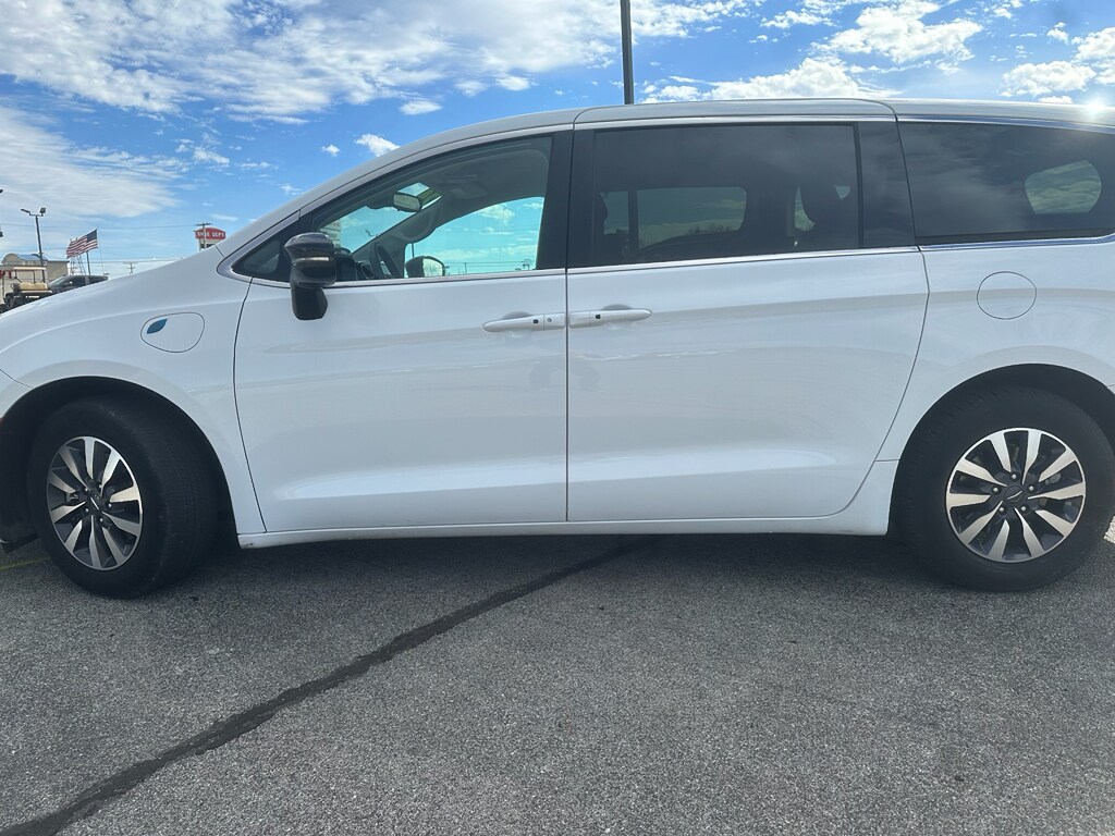 2024 Chrysler Pacifica Hybrid photo 2
