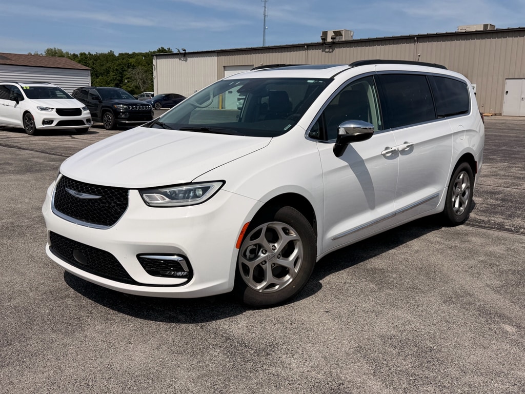 2023 Chrysler Pacifica Limited's photo