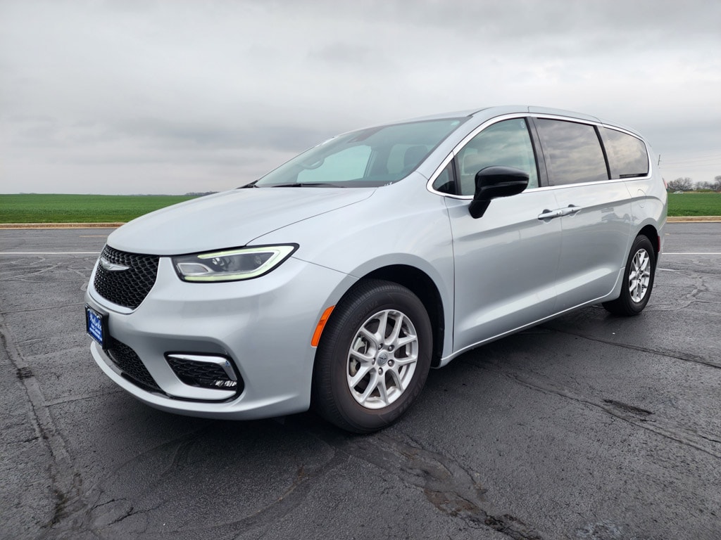 2024 Chrysler Pacifica Touring L's photo
