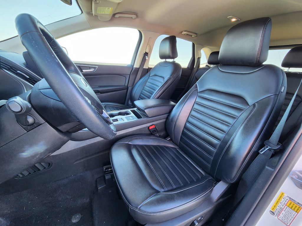 2022 Ford Edge SEL photo 4