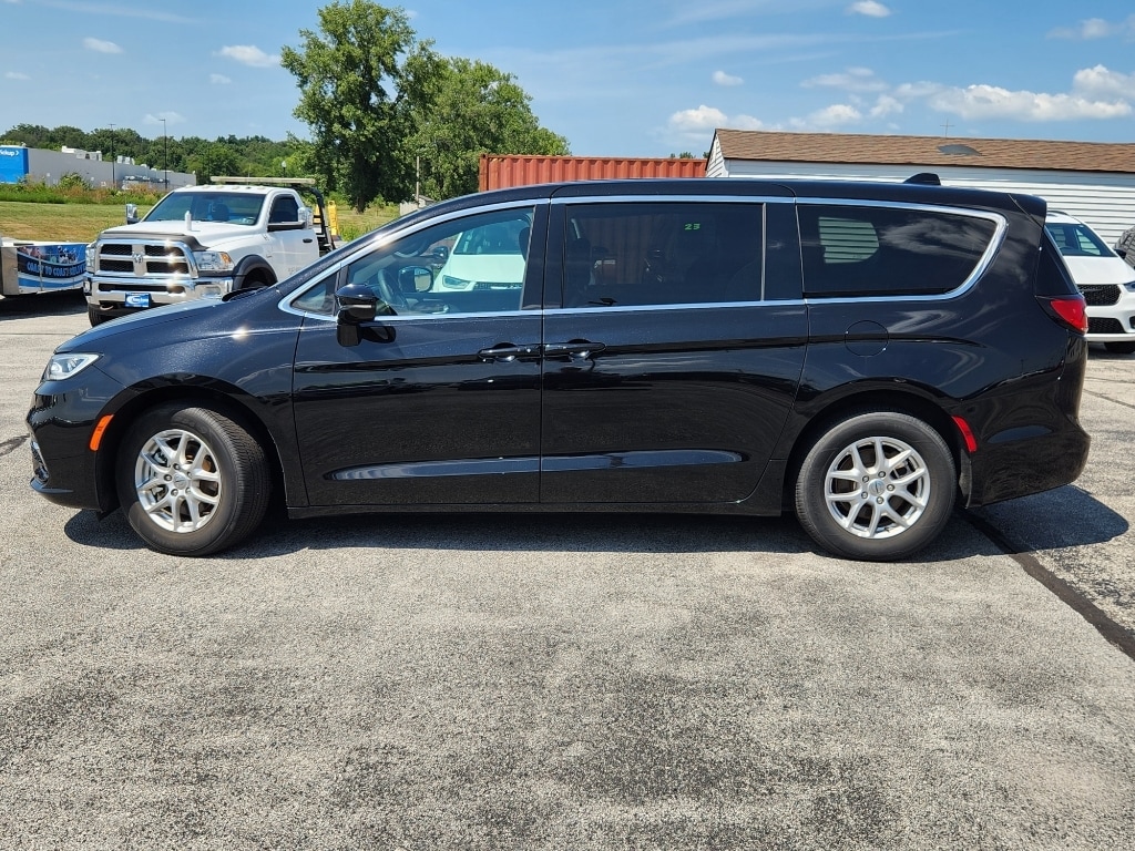 Used 2025 Chrysler Pacifica