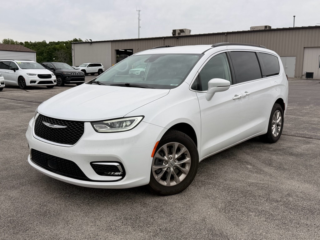2022 Chrysler Pacifica Touring L's photo