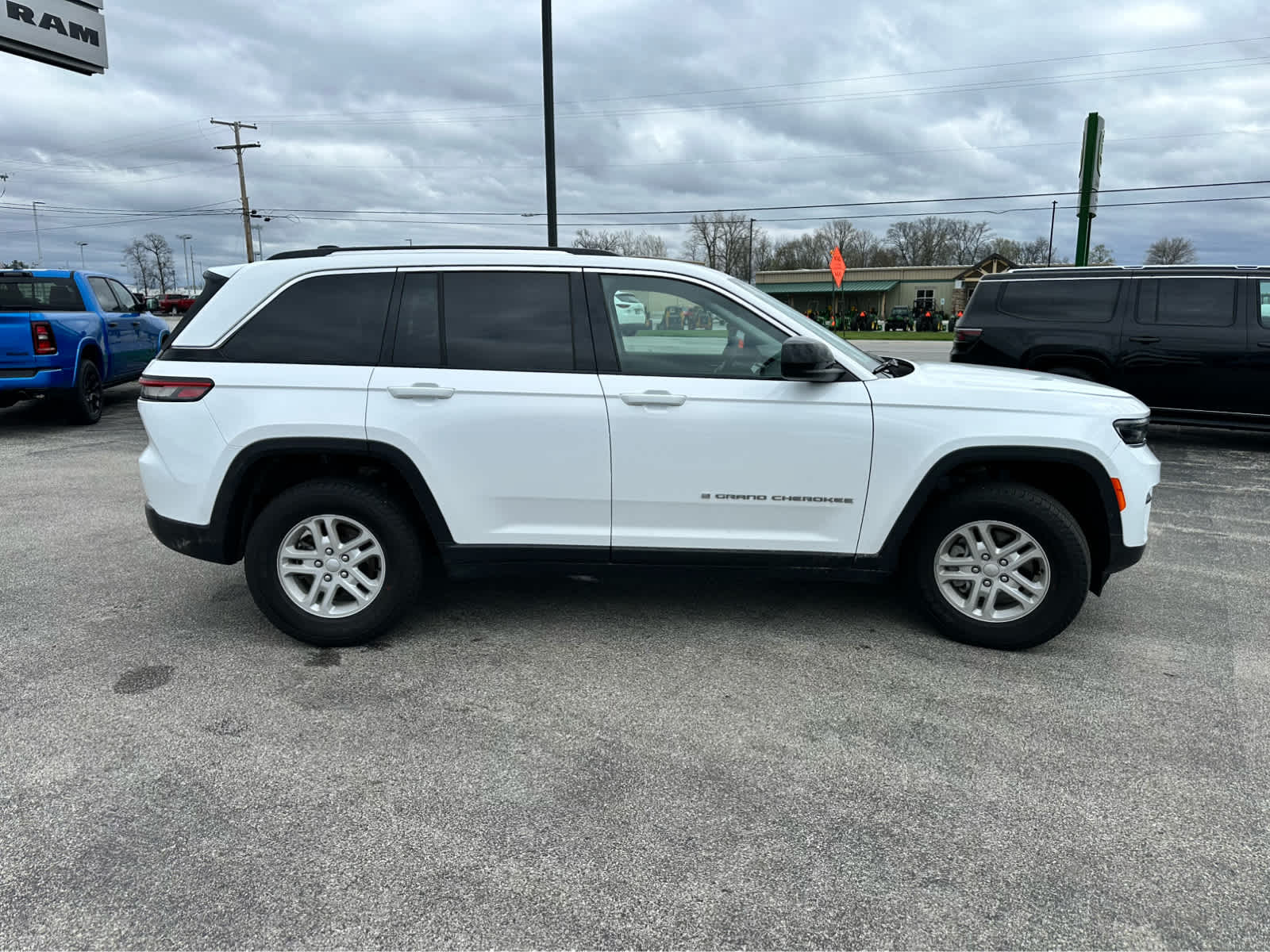 2023 Jeep Grand Cherokee Laredo photo 4