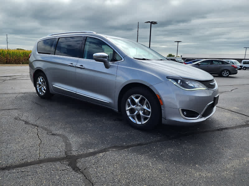 Used 2018 Chrysler Pacifica Limited with VIN 2C4RC1GG3JR108529 for sale in Watseka, IL