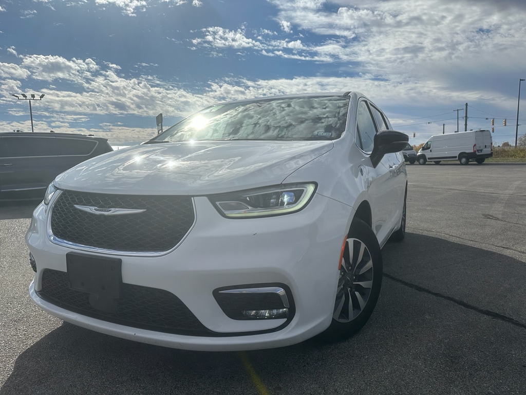 2024 Chrysler Pacifica PHEV Select's photo