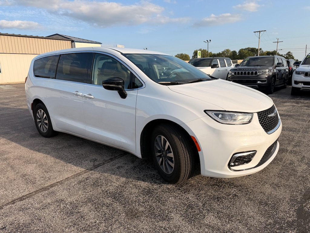 Used 2024 Chrysler Pacifica