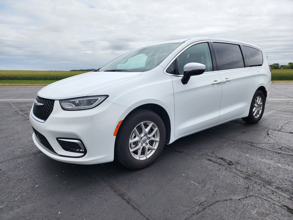 2023 Chrysler Pacifica Touring L's photo