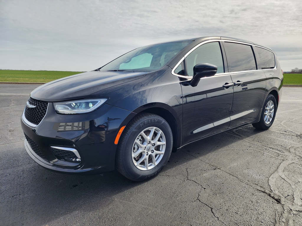 2025 Chrysler Pacifica Select's photo