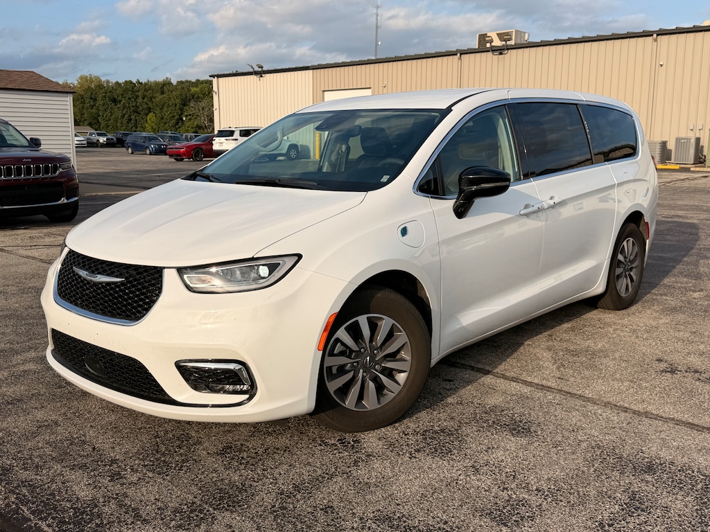 Used 2024 Chrysler Pacifica