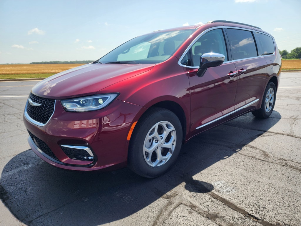 2023 Chrysler Pacifica Limited AWD's photo