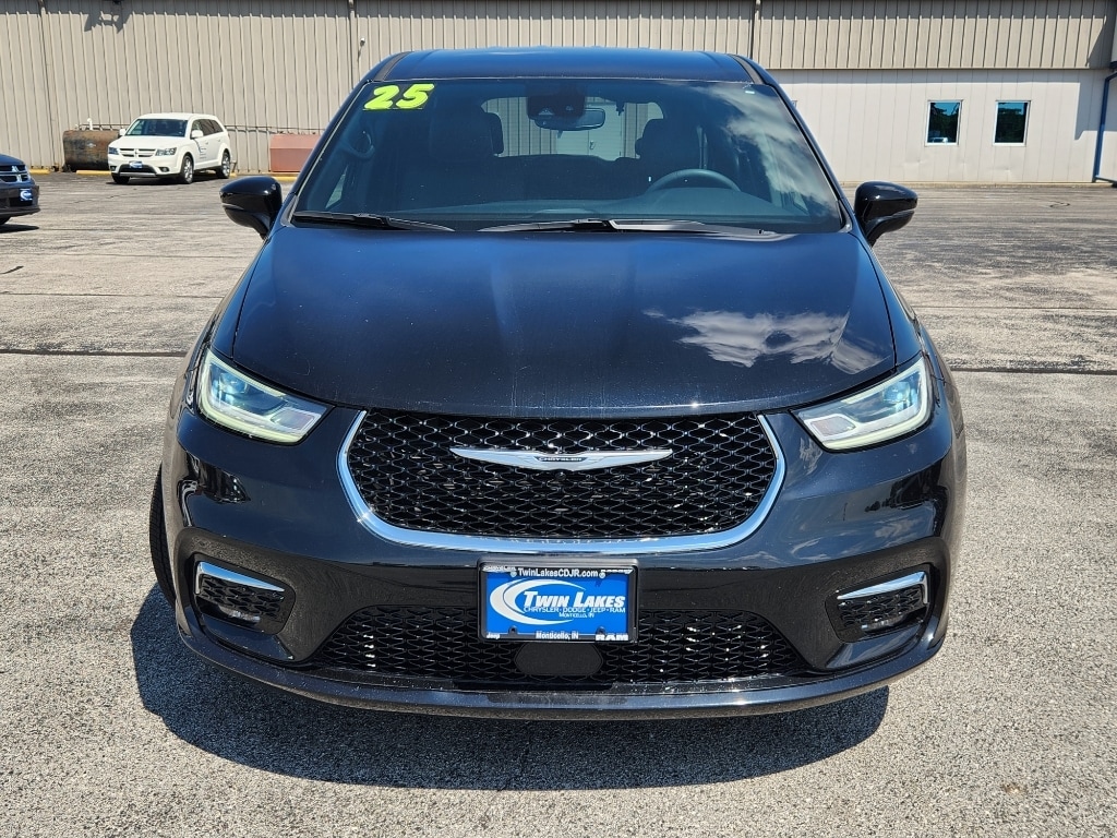 Used 2025 Chrysler Pacifica