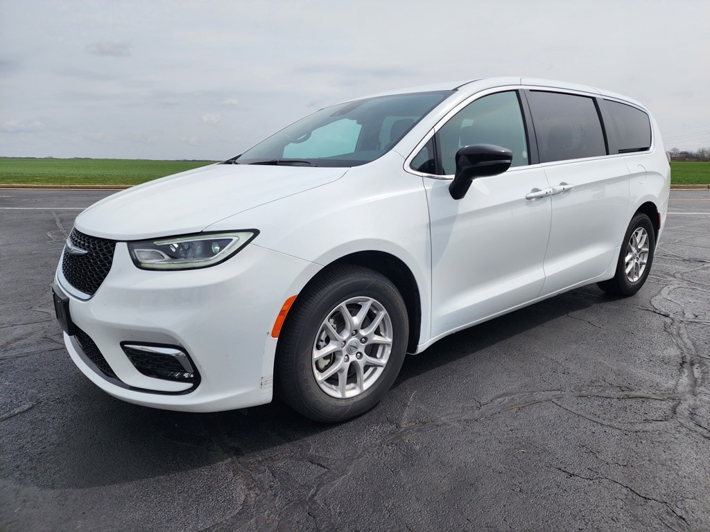 2025 Chrysler Pacifica Select's photo