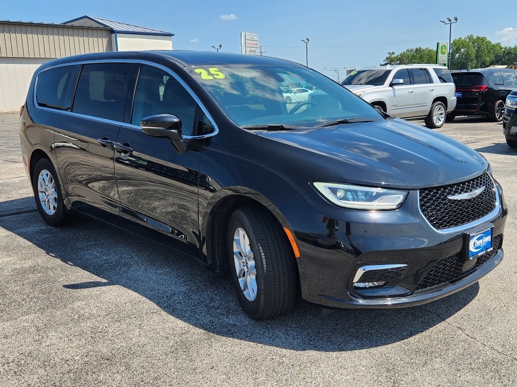 Used 2025 Chrysler Pacifica