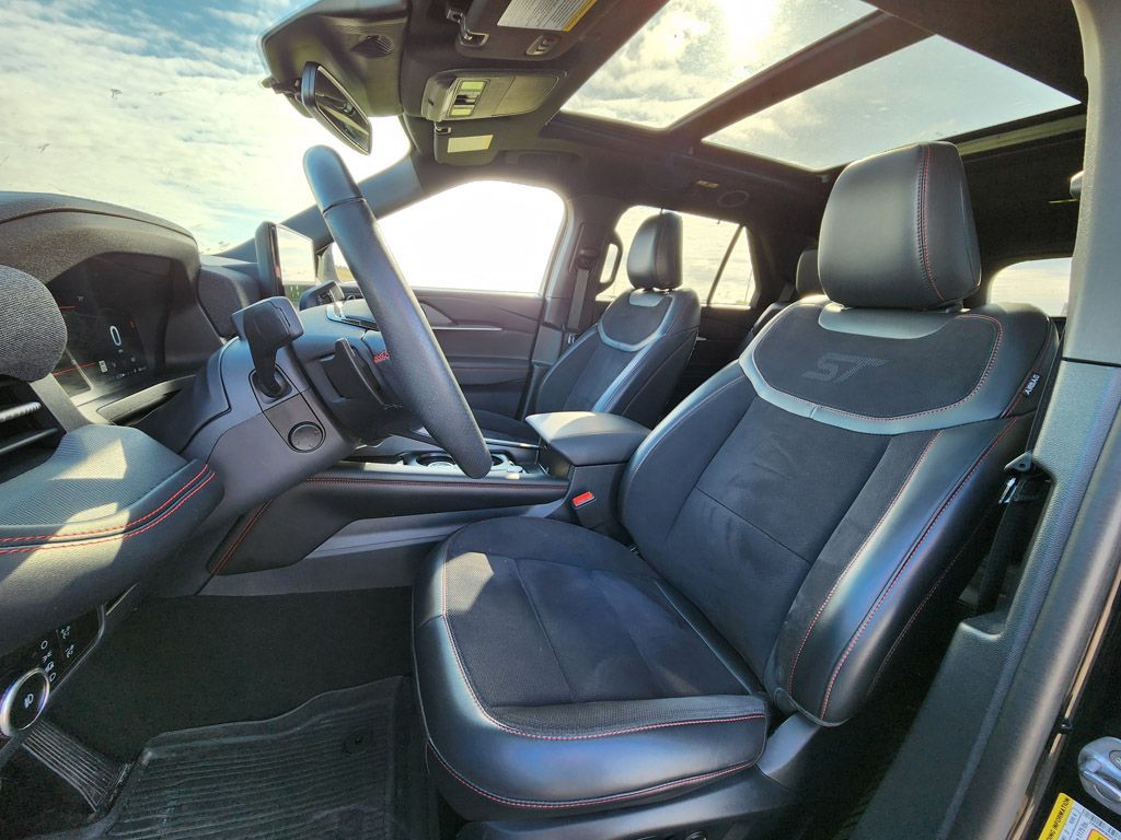 2025 Ford Explorer ST photo 4