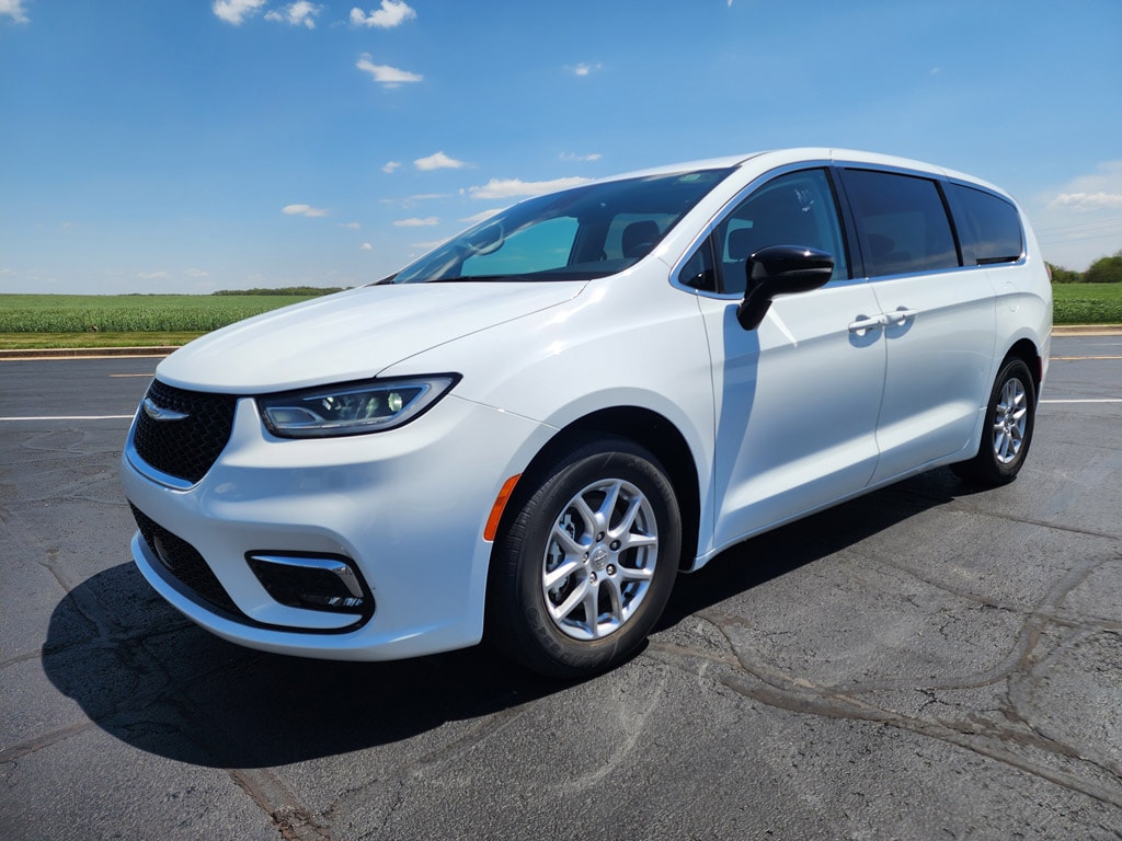 2024 Chrysler Pacifica Touring L's photo