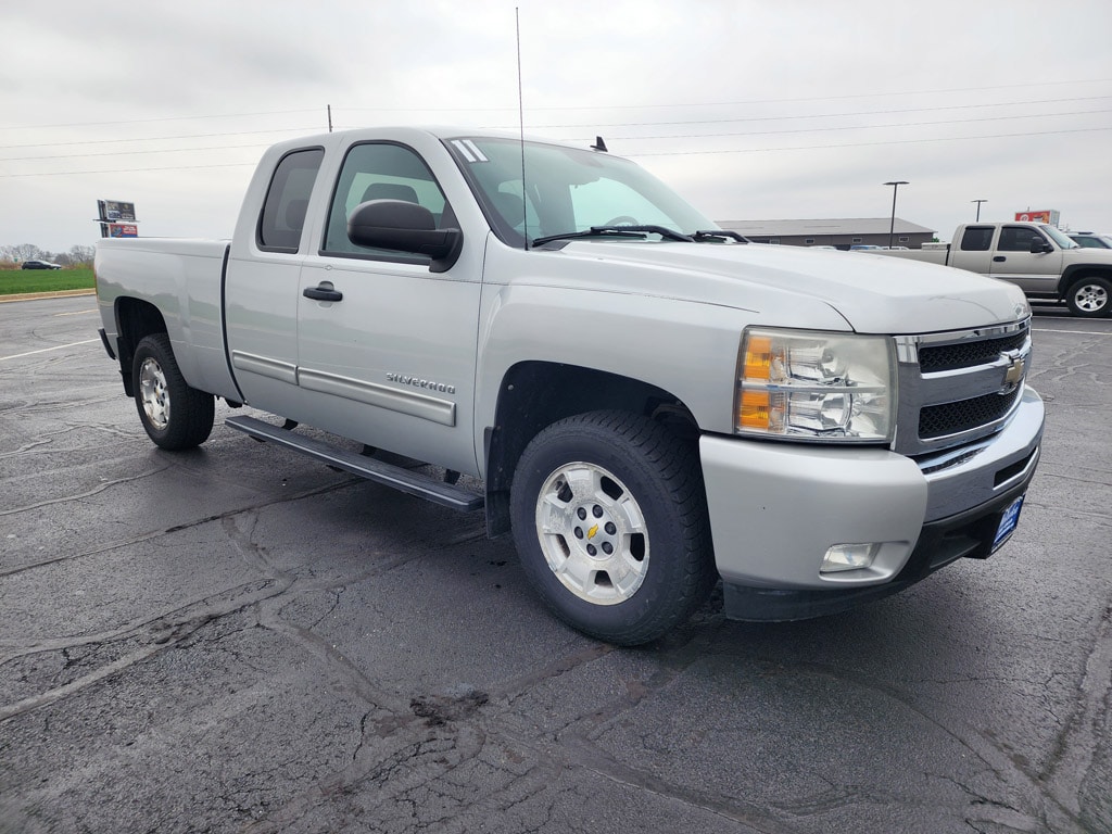 Used 2011 Chevrolet Silverado 1500 LT with VIN 1GCRCSE03BZ236871 for sale in Watseka, IL