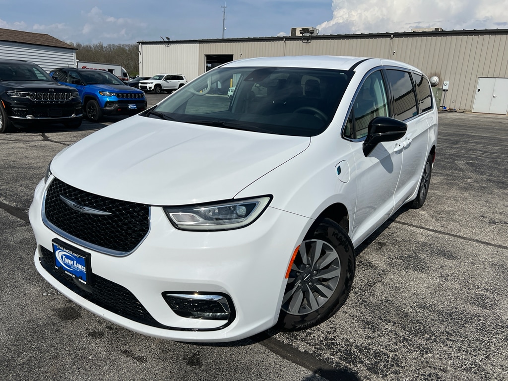 Used 2024 Chrysler Pacifica Hybrid Select Wagon