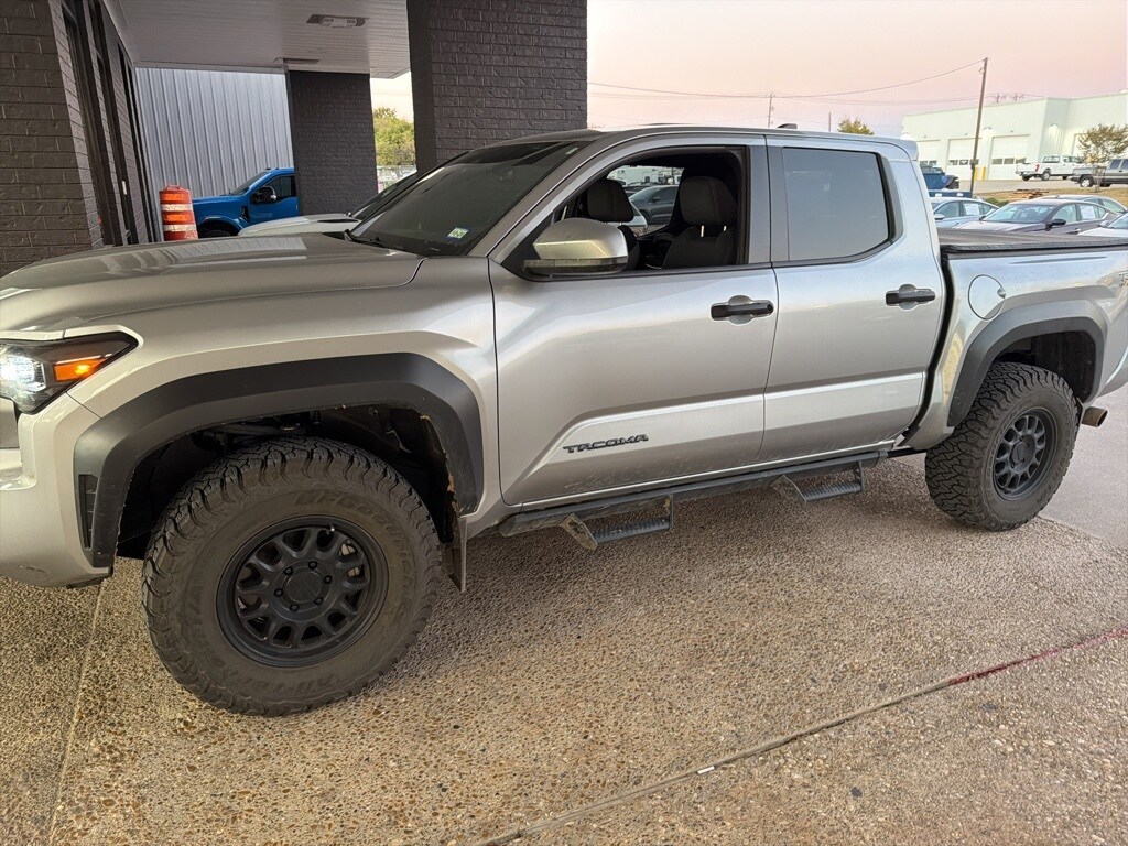 2024 Toyota Tacoma TRD Off-Road photo 2