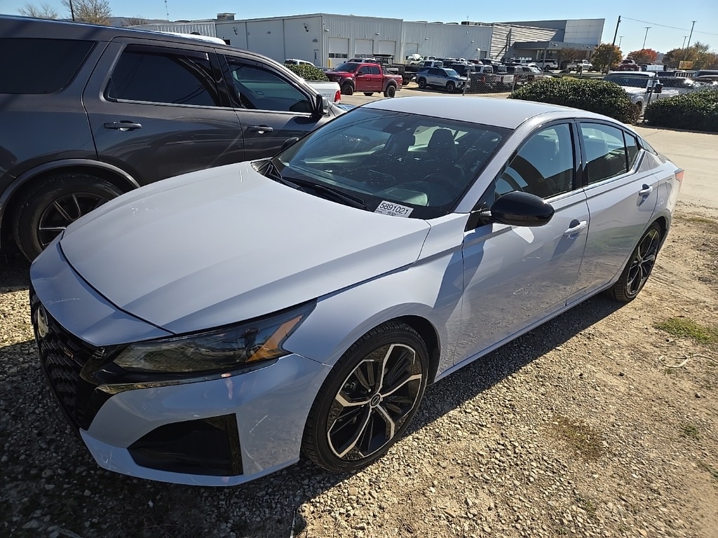 2024 Nissan Altima SR's photo