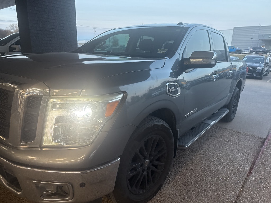2017 Nissan Titan SL's photo
