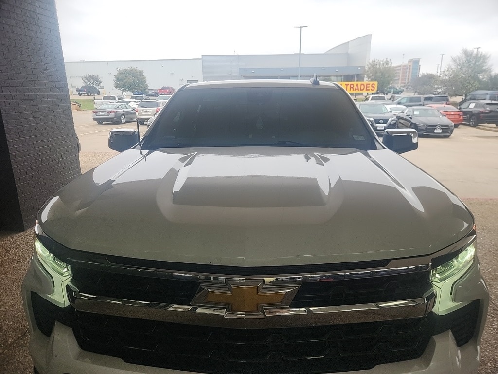 2024 Chevrolet Silverado 1500 LT's photo