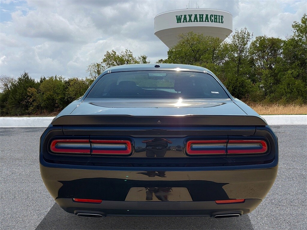 2022 Dodge Challenger SXT photo 4